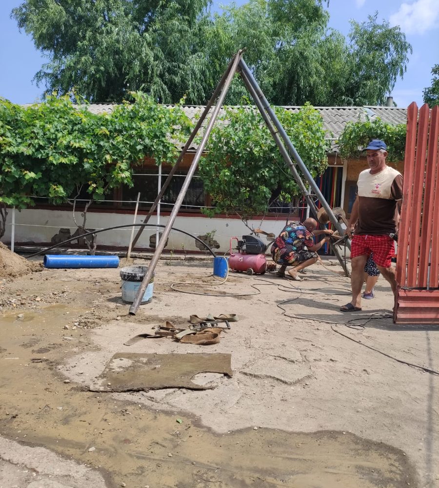 Instalație de foraj puțuri montată în curtea unui client